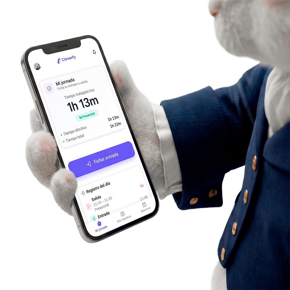 Conejo elegantemente vestido sosteniendo un móvil con la app de Cleverfy abierta en la pantalla de fichaje